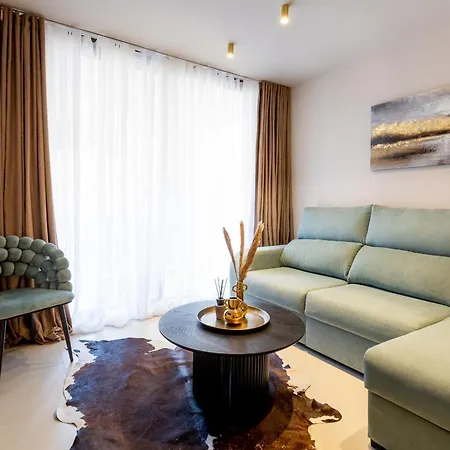 Castle Harbour Elegant 1-bedroom - Heated Pool, Air Conditioning & Fiber Internet In Cristianos * Los Cristianos (Tenerife)