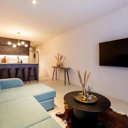 Castle Harbour Elegant 1-bedroom - Heated Pool, Air Conditioning & Fiber Internet In Cristianos *